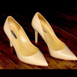 BCBG Generation Size 8.5 leather pumps. Nude.